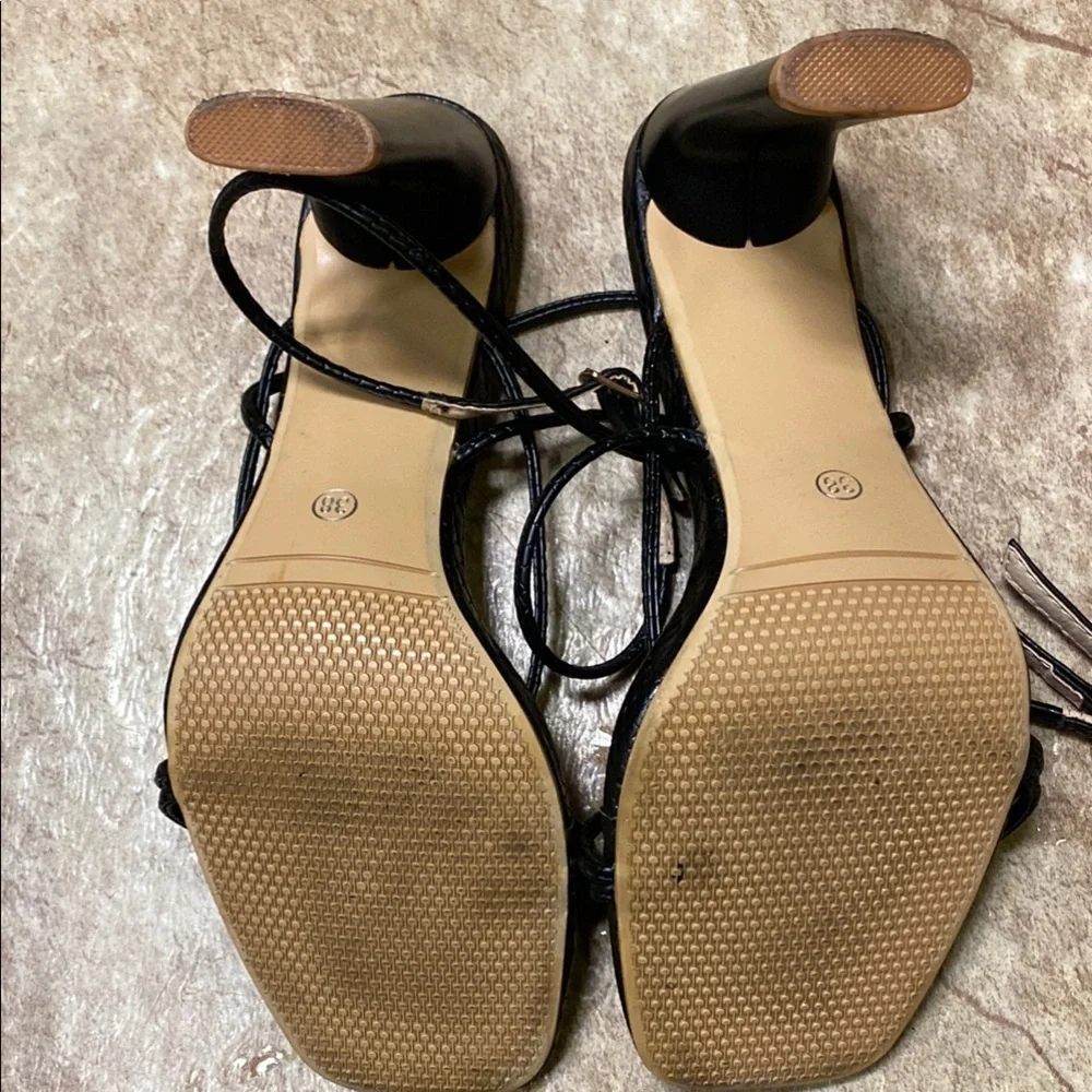 Elegant Black Heels with Classic Design Size 7.5